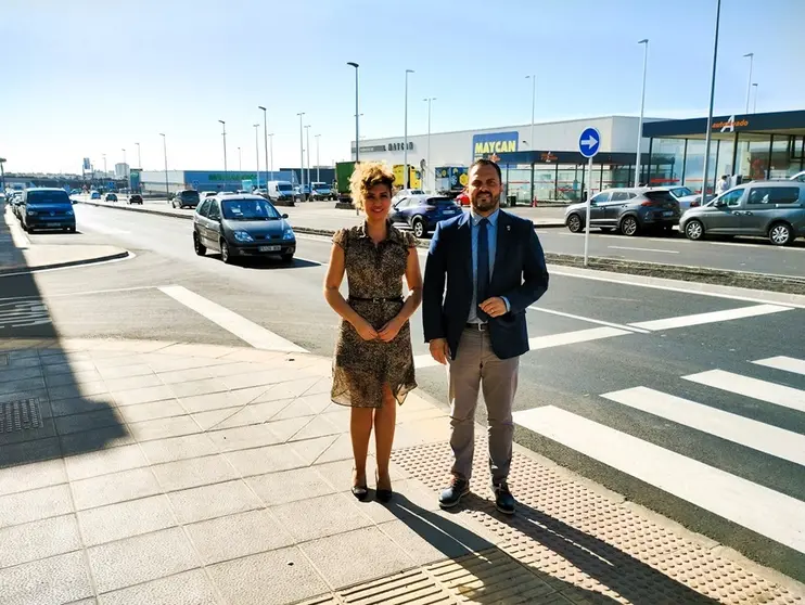 El alcalde de Arrecife, Yonathan de León, y la concejal de Comercio, Eli Merino, en la zona de Argana donde se ha puesto en marcha la construcción de un gran edificio comercial 