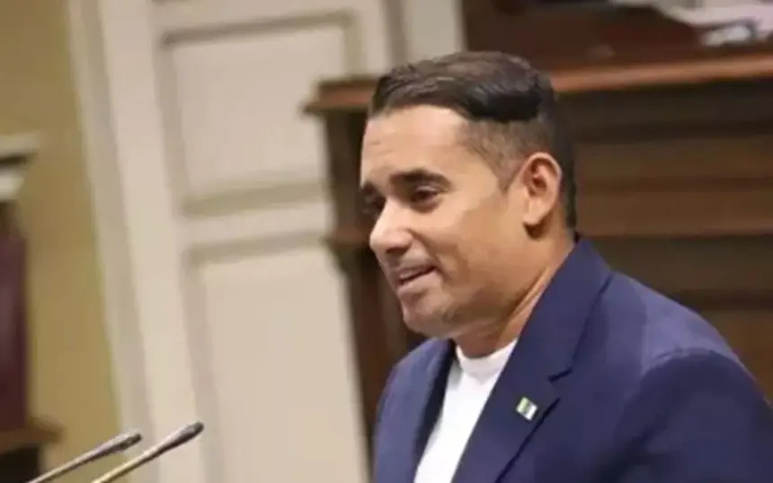 Yoné Caraballo en el Parlamento de Canarias.