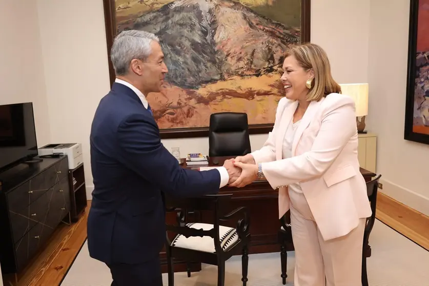 Astrid Pérez junto al alcalde de la ciudad de San Antonio de Texas, Ron Nirenberg