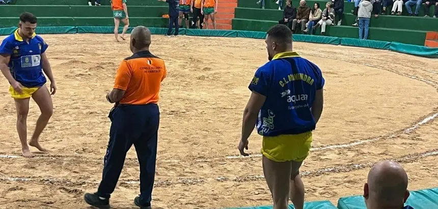 Club de Lucha Maninidra durante su visita al terrero de Haría.