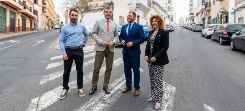 Imagen de la visita de Manuel Domínguez que utiliza VOX para denunciar el plagio de su idea.