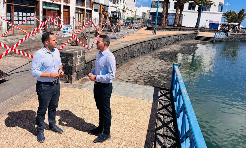 Yonathan de León y Jacobo Medina este jueves visitando las obras en el Charco de San Ginés.