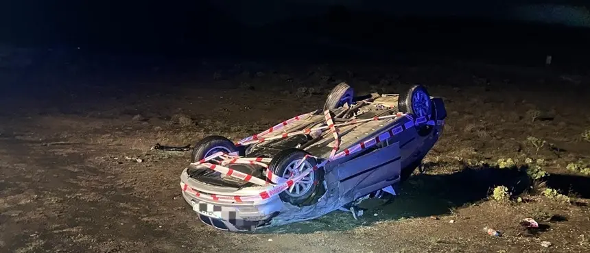 Estado del vehículo tras volcar en Teguise.