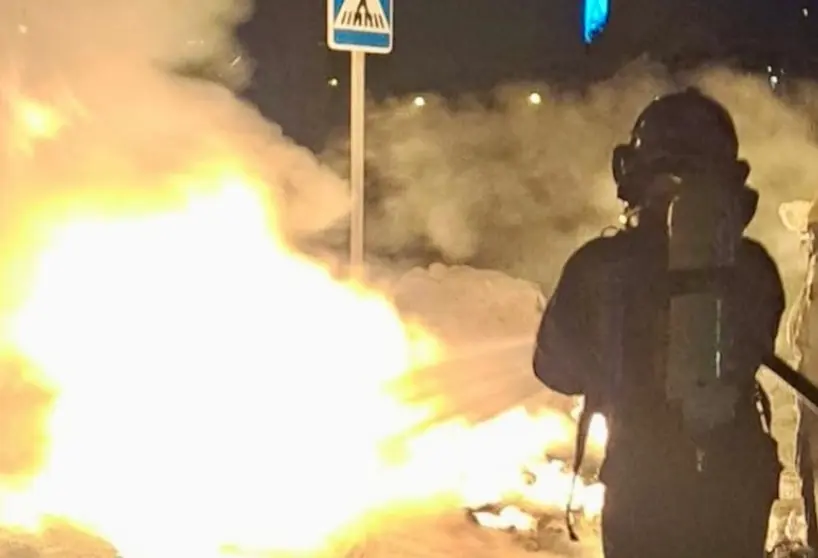 Bombero del Consorcio de Seguridad y Emergencias sofocando el fuego.