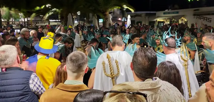 Imagen del impresionante aspecto del Pueblo Marinero de Costa Teguise con una batucada animando a la gente después del coso