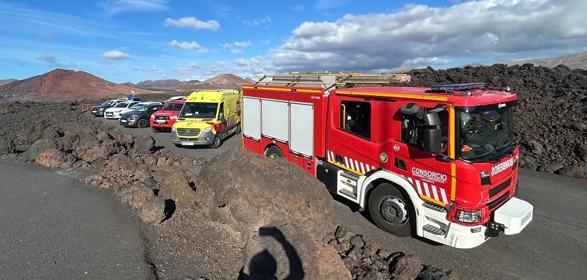 Camión de los bomberos en los Hervideros colaborando en el traslado.