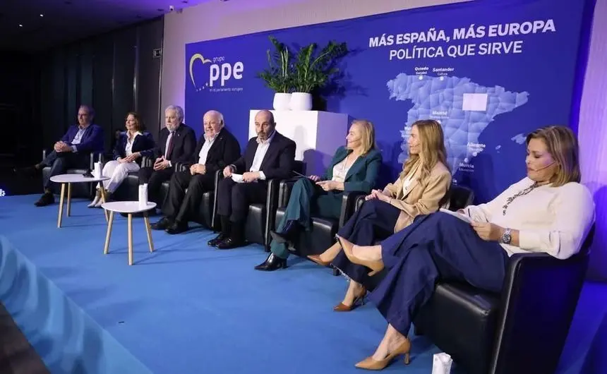 La presidenta del PP de Lanzarote con el resto de ponentes