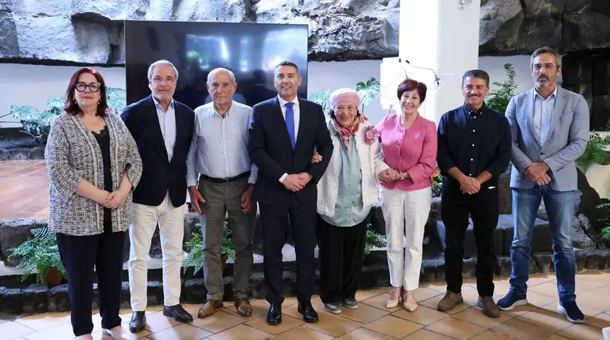 El actual presidente del Cabildo con todos los ex presidentes y ex presidentas