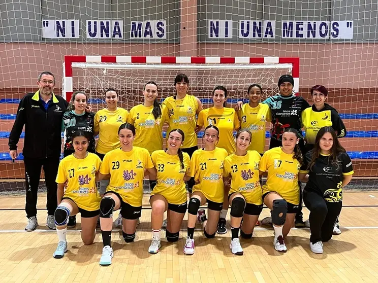 Jugadoras y cuerpo técnico del Puerto del Carmen Territorial.