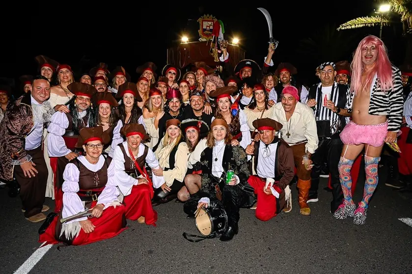 Piratas disfrutando del coso del Carnaval de Tinajo 2025.