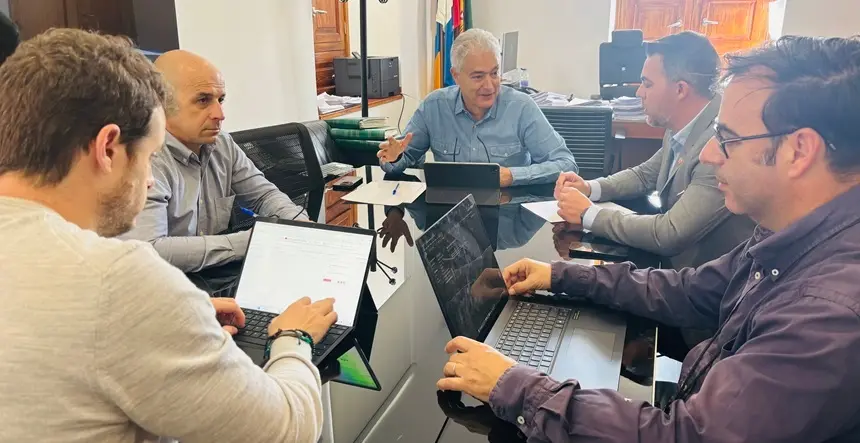 José Juan Cruz y Ulpiano Calero junto a Jacobo Medina.