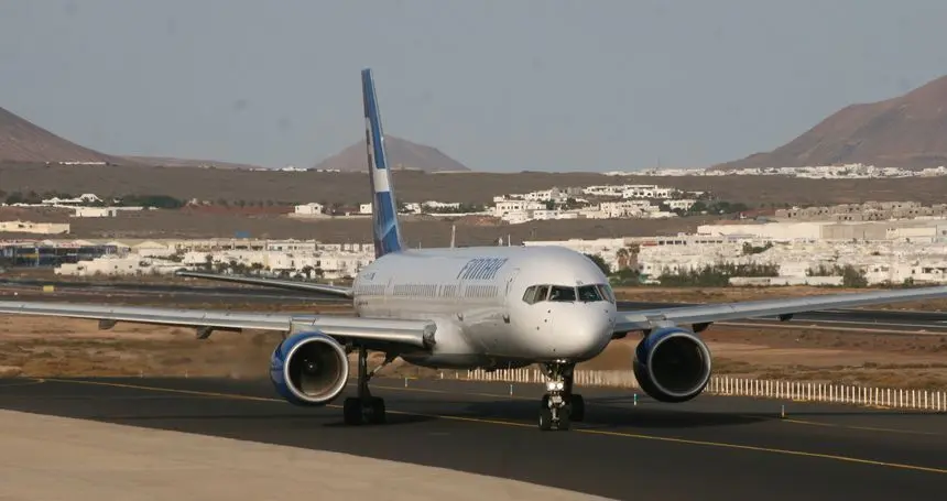 Un avión tomando tierra en el aeropuerto de Lanzarote.