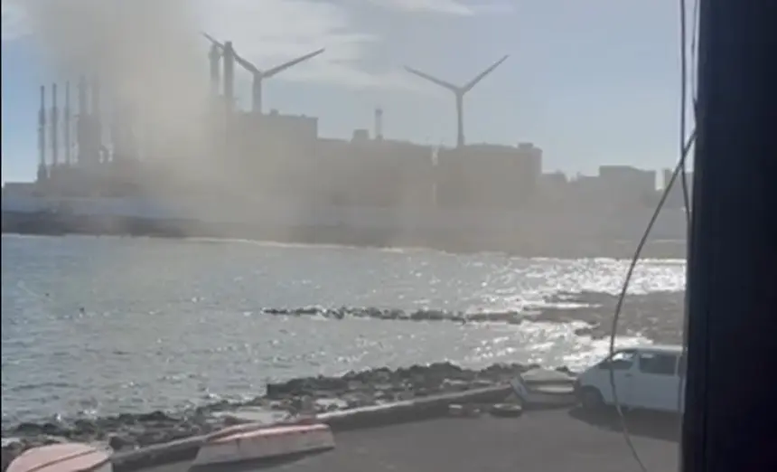 Vertidos de humo en las Caletas por la central Eléctrica de Unelco Endesa.