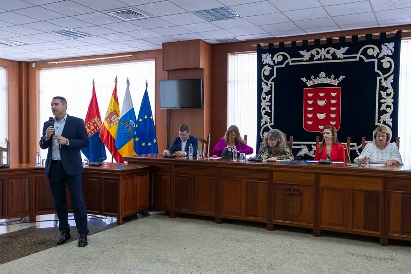 Oswaldo Betancort en la Comisión Discapacidad del Parlamento en Lanzarote.
