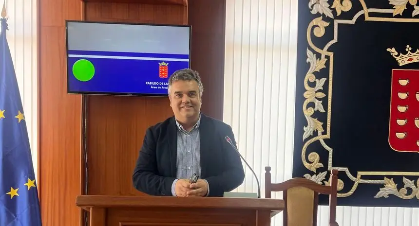 Armando Santana en el salón de plenos del Cabildo de Lanzarote.