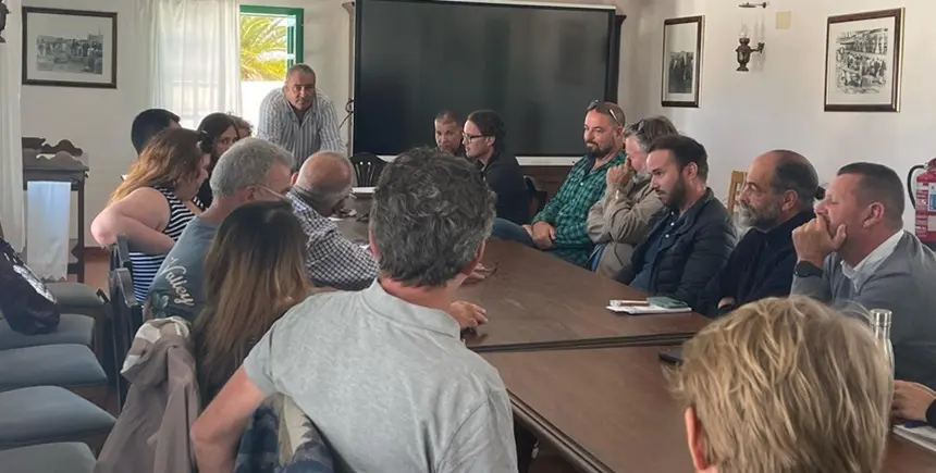 Ángel Vázquez en su encuentro con las representantes de las bodegas de Lanzarote.