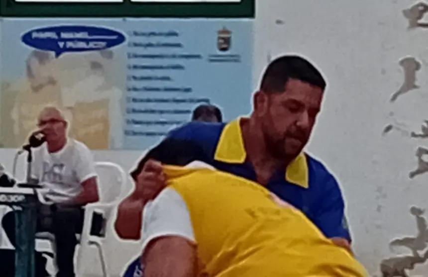 Luchador del Maninidra intentando tumbar al puntal del Unión Sur Yaiza.