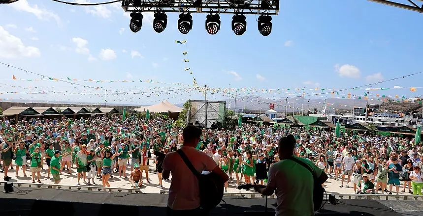 Plaza del Varadero de Puerto del Carmen durante uno de los actos de celebración de Saint Patrick.