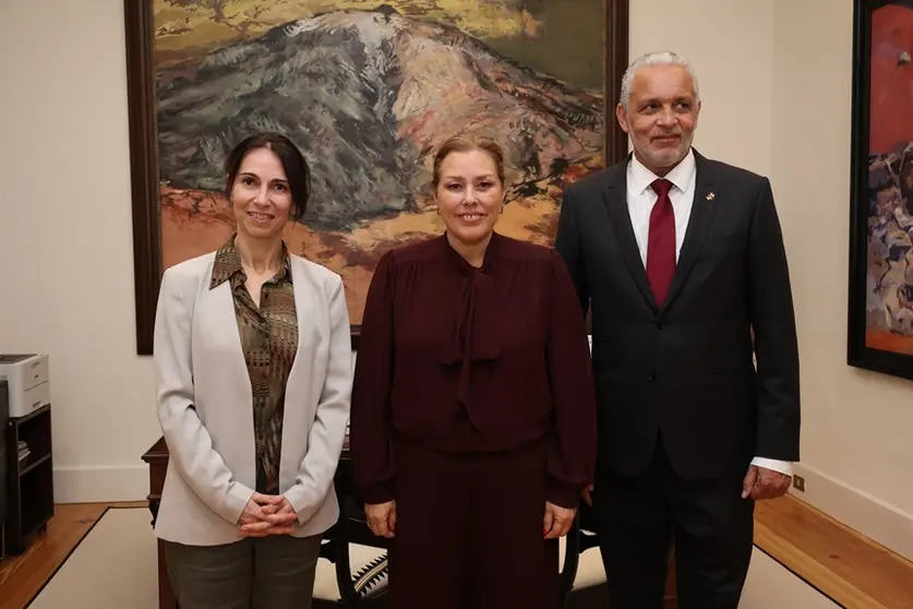 Astrid Pérez junto a la cónsul general de Francia en Madrid y al cónsul honorario en Santa Cruz de Tenerife