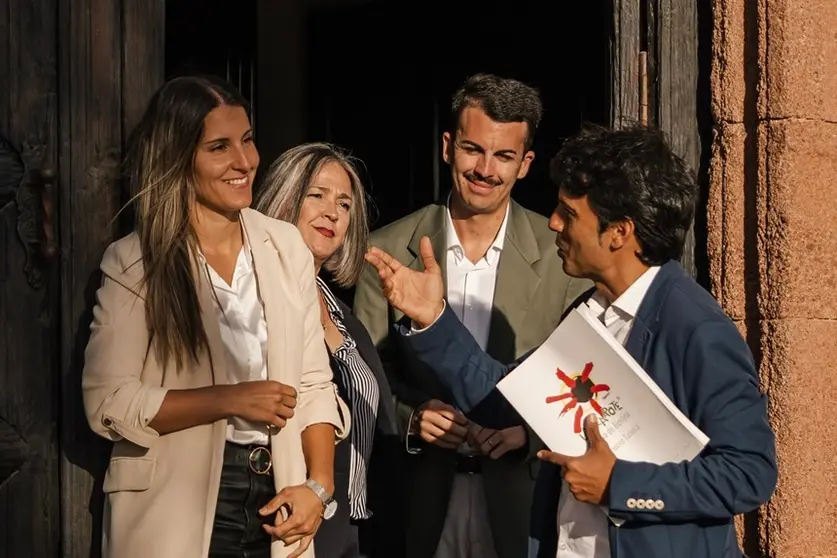 Jenifer Galán junto a concejales socialista en Teguise