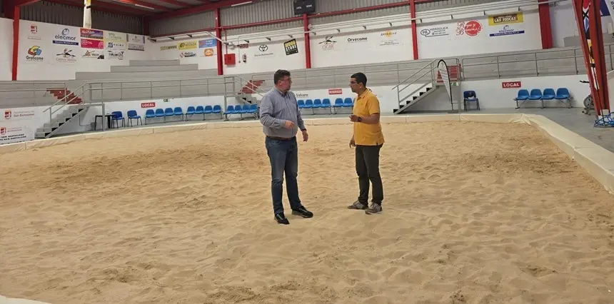 Isidro Pérez junto a Alexis Hernández en el terrero de lucha de San Bartolomé.