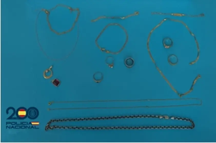 Joyas sustraídas por la limpiadora.