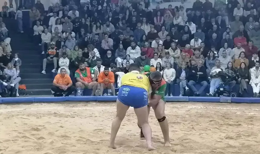 Luchadores del Unión Norte y el Unión Sur Yaiza durante la final de la liga Cabildo de Lanzarote.