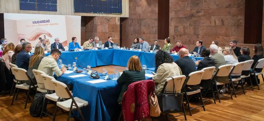 Imagen del encuentro de Fernando Clavijo con representación de cabildos como el de Lanzarote.