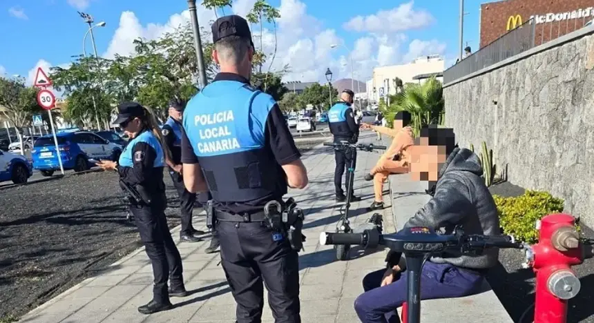 Imagen de los agentes de la Policía Local de Arrecife que realizaron en estos días controles a los usuarios de las patinetas. 