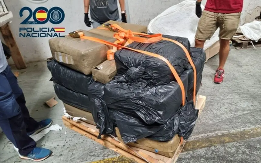 Imagen de algunos de los fardos de la droga incautada en la operación.