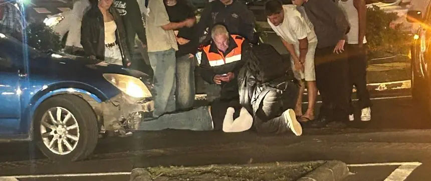 Imagen del vehículo siniestrado y la gente que acudió al lugar del accidente