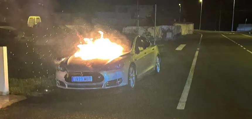 Momento en el que los bomberos llegaron al vehículo incendiado