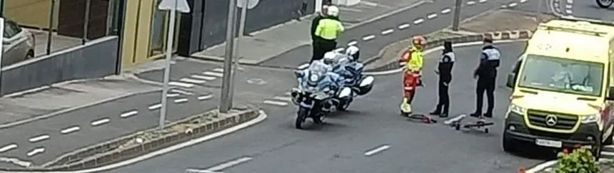 Los agentes de la Policía Local y el personal del SUC asistiendo al herido