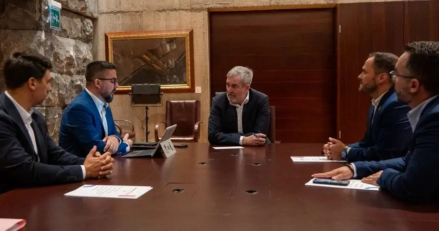 Fernando Clavijo en el encuentro con los representantes del Ayuntamiento de Arrecife