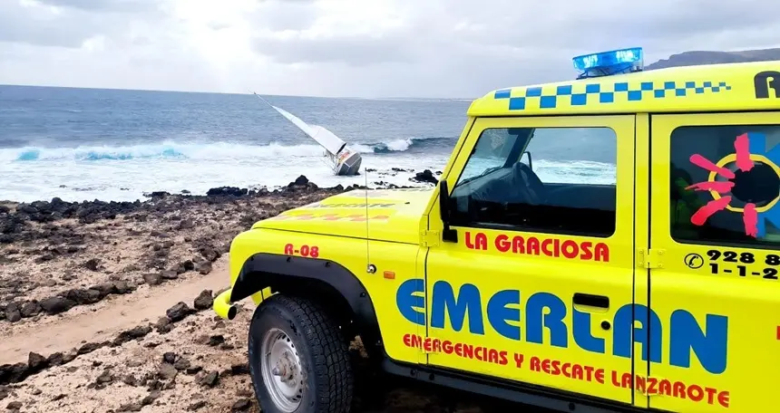 Vehículo de Emerlan junto al velero encallado en La Graciosa.