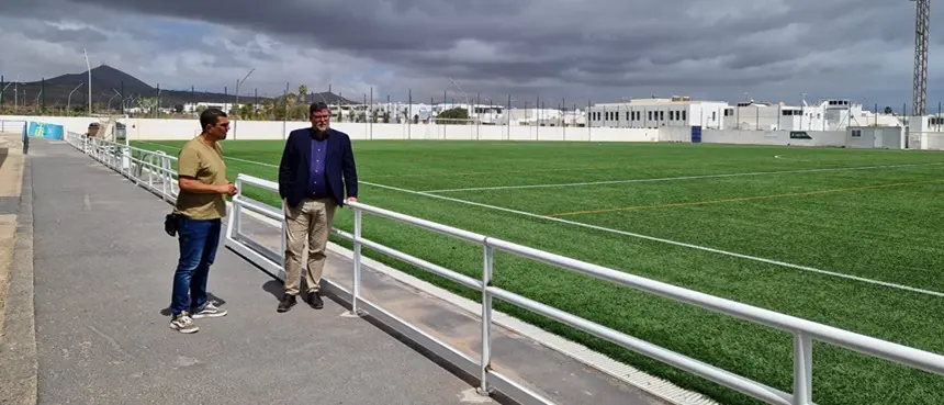 Isidro Pérez junto a Alexis Hernández en el campo de fútbol de Playa Honda.
