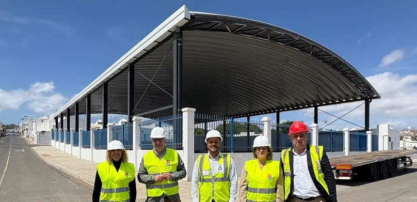 Poli Suárez y Yonathan de León supervisan la última fase de las obras de mejora de la cancha deportiva Estrella Machín, en Lanzarote