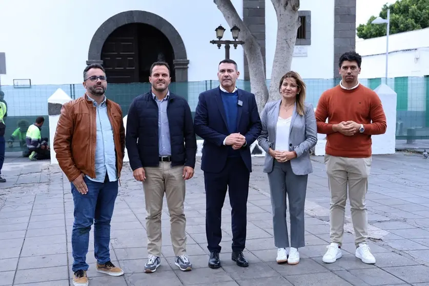 Echedey Eugenio, Yonathan de León y Maciot Cabrera junto a Oswaldo Betancort y María Jesús Tovar en la plaza de Las Palmas.