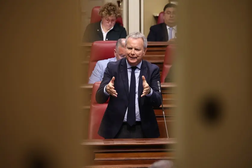 Sebastián Franquis en el Parlamento de Canarias.