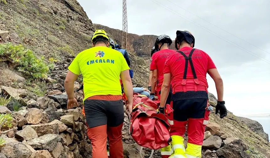 Operarios de EMERLAN y del Consorcio de Seguridad y Emergencias durante el traslado de la afectada.