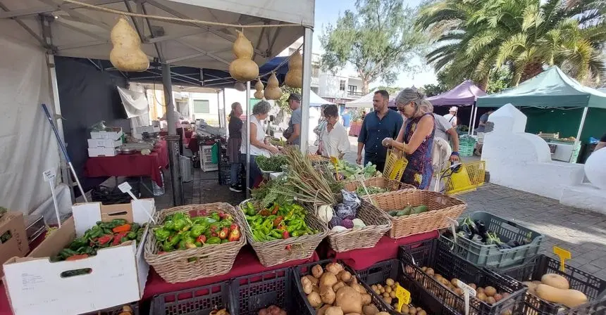El alcalde de Arrecife visitando el mercadillo