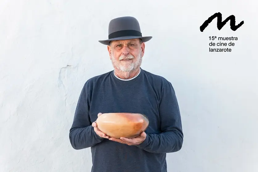 Juan Brito junto al premio de barro que se otorgará a a la mejor película de la Muestra de Cine de Lanzarote.