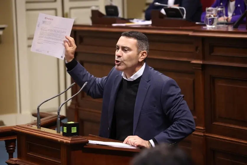 Oswaldo Betancort durante su intervención en el Parlamento de Canarias.