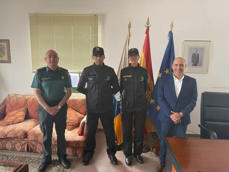 Representante de la Guardia Civil y la Gendarmería Real de Marruecos junto a Pedro Viera.