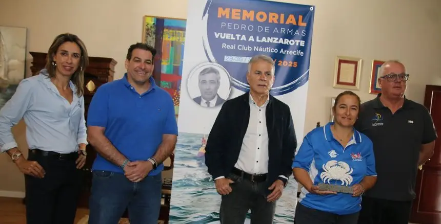 La directiva del Real Club Náutico después de la presentación con los hijos de Pedro de Armas.