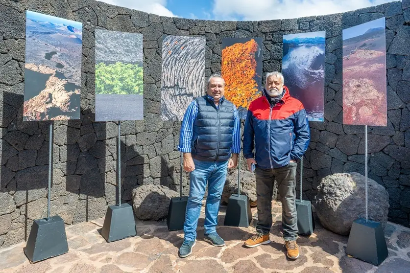 Ángel Vázquez junto a la exposición en Timanfaya.