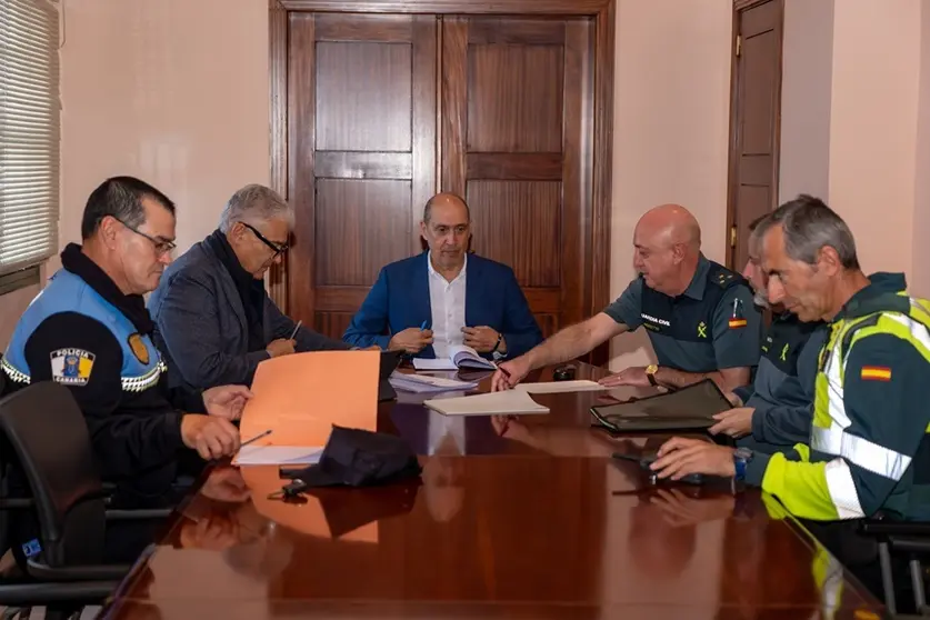 Pedro Viera y José Juan Cruz junto a representantes de la Policía Local y la Guardia Civil.