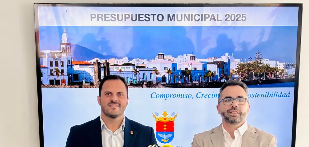 El alcalde de Arrecife, Yonathan de León, y el teniente de alcalde y concejal de Hacienda, Echedey Eugenio, presentando hoy los presupuestos del 2025