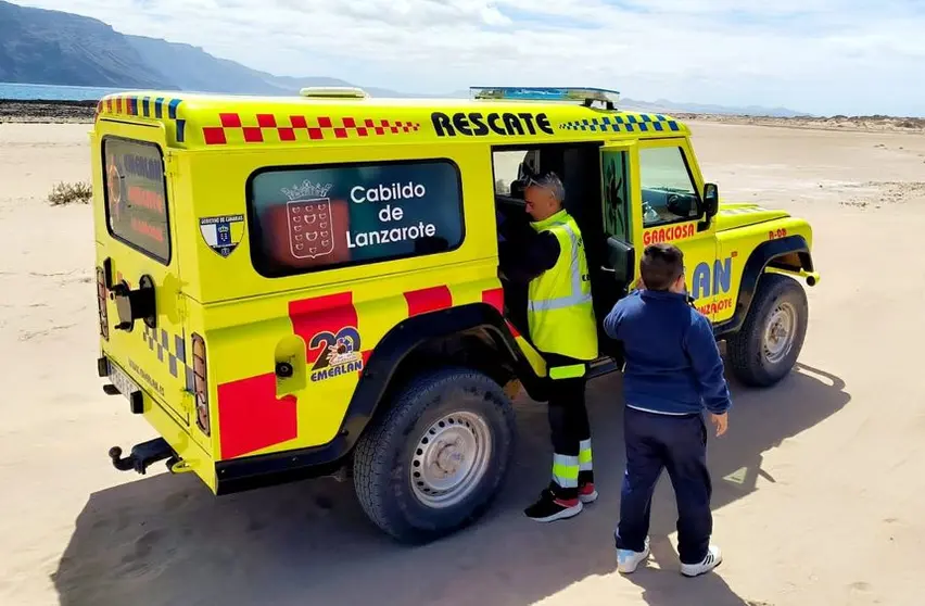 Los miembros de Emerlán atendieron a tres niños este martes en La Graciosa.