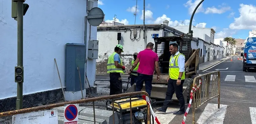 Yonathan de León junto a unos trabajadores durante un trabajo de reparaciones en Titerroy.